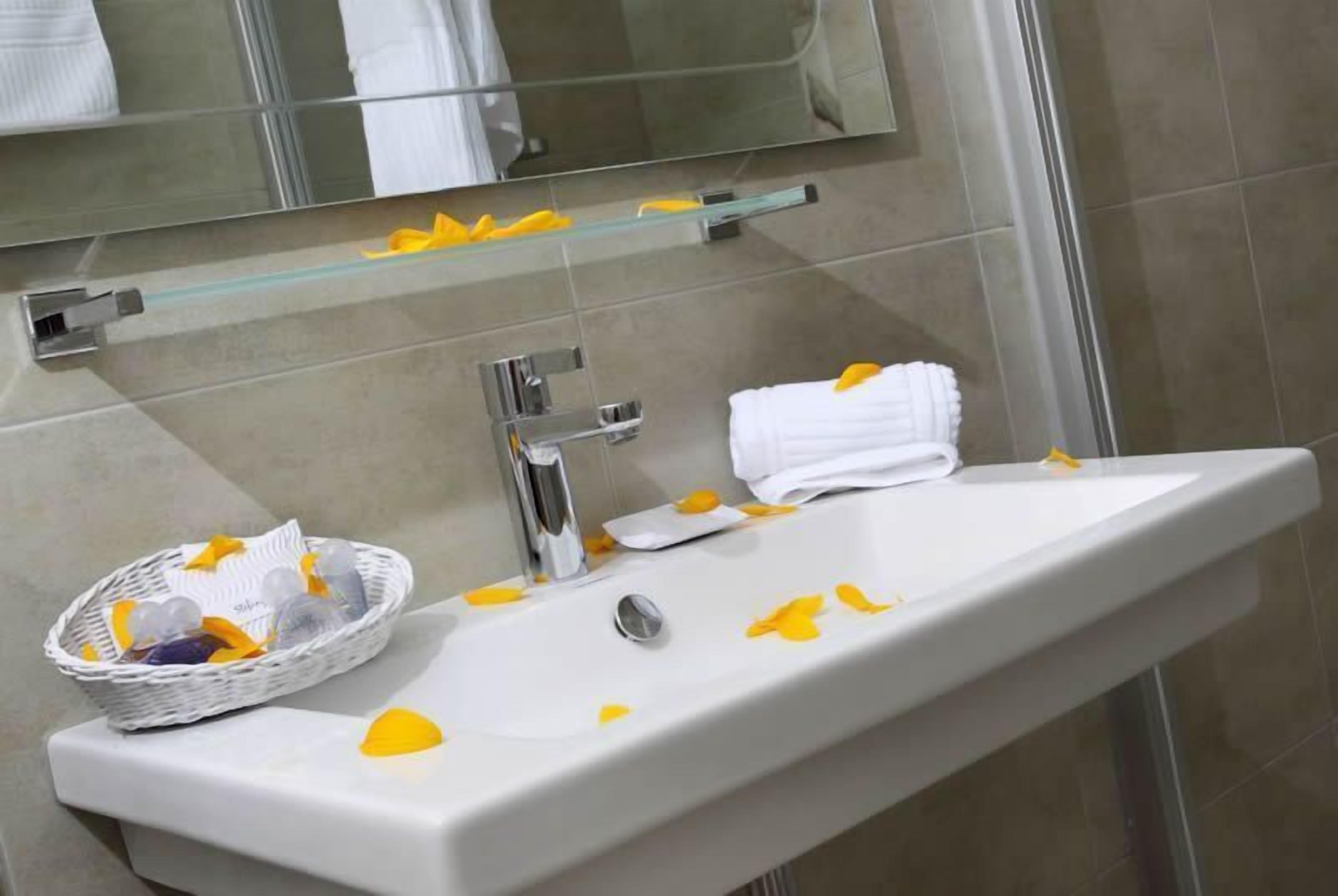 standard double room, balcony, sea view | bathroom sink