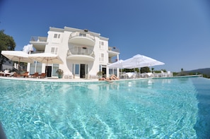 Un hotel grande de varios pisos con área de piscina.