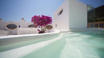 Alberca al aire libre y camastros