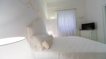 Habitación doble Deluxe, baño privado | Sábanas de algodón egipcio, camas con efecto memoria y minibar