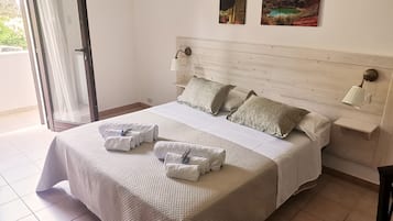 Een bureau, gratis wifi, beddengoed