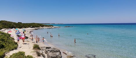 Una spiaggia nelle vicinanze