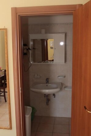 A bathroom with a sink, mirror, and toilet. - Tenuta Turchi (Otranto)