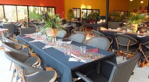 Tempat makan di kawasan terbuka 