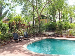 Hồ bơi ngoài trời, ghế dài tắm nắng 