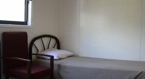 Seterika/papan seterika, cadar katil, jam penggera 