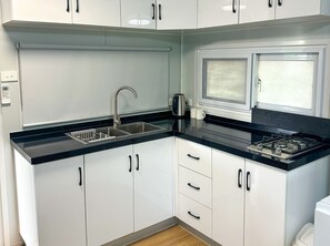 Cabaña superior | Cocina privada | Refrigerador con congelador y cafetera y tetera 