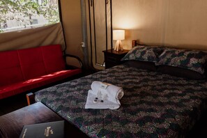 Tienda de campaña (Safari) | Tabla de planchar con plancha, ropa de cama y despertador 