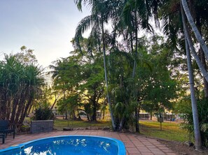 Outdoor pool, pool loungers - Mary River Widerness Retreat (Mount Bundey)