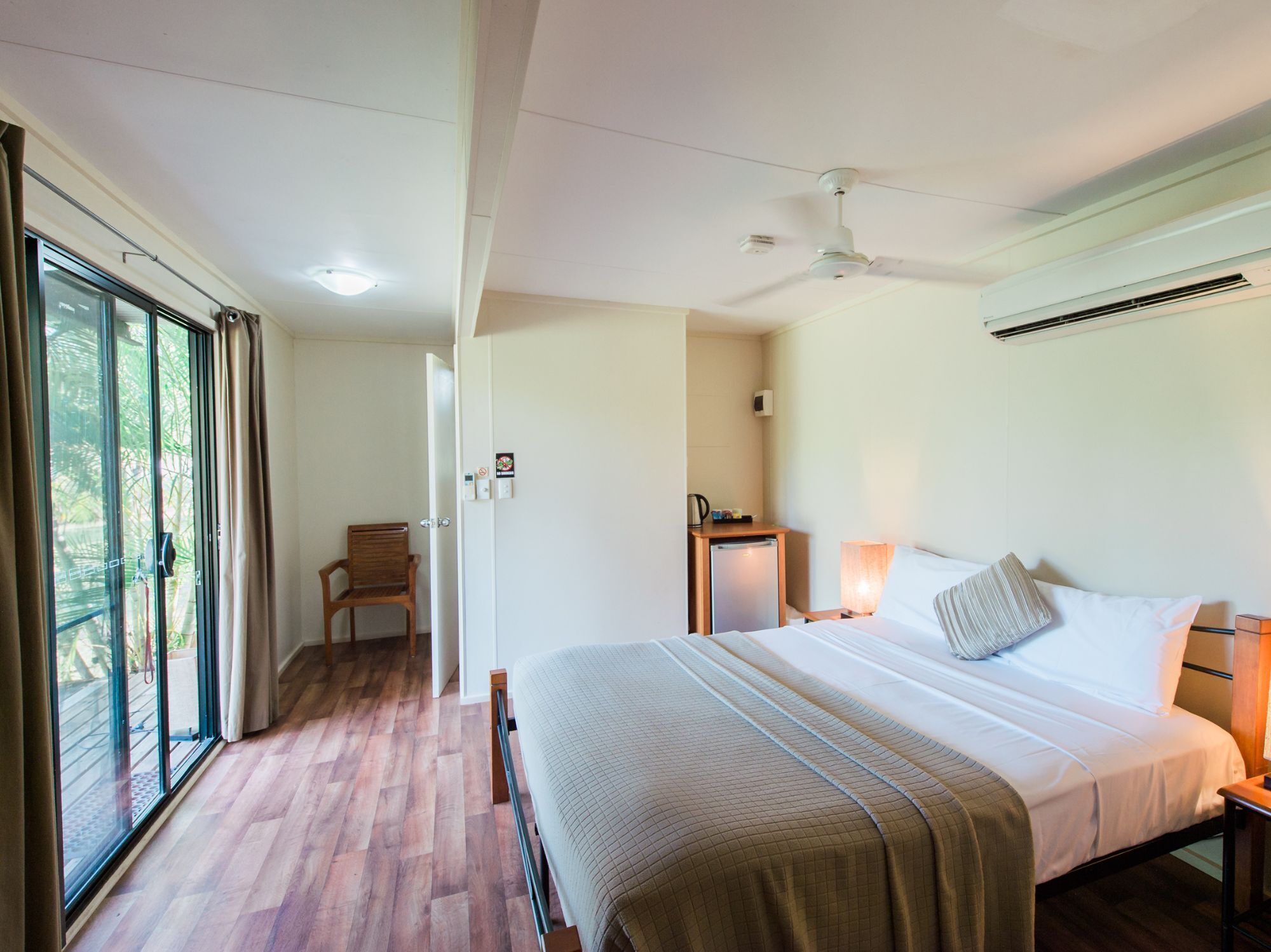 Standard Bungalow (Bush View) | Seterika/papan seterika, cadar katil, jam penggera 