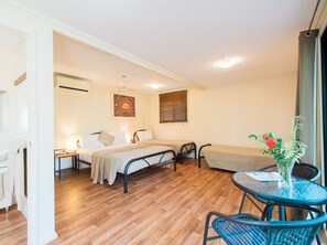 Tabla de planchar con plancha, ropa de cama y despertador 