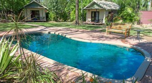 Kolam renang terbuka, kerusi lepak pantai 