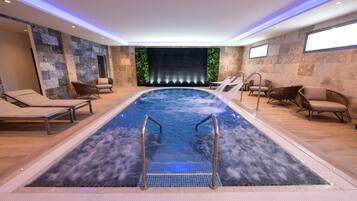 Una piscina al aire libre, camas de piscina gratis