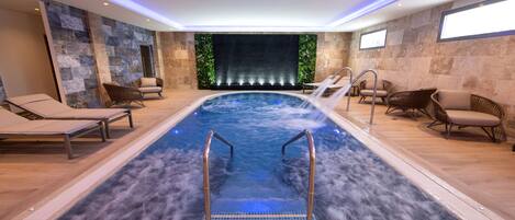 Outdoor pool, free cabanas, sun loungers