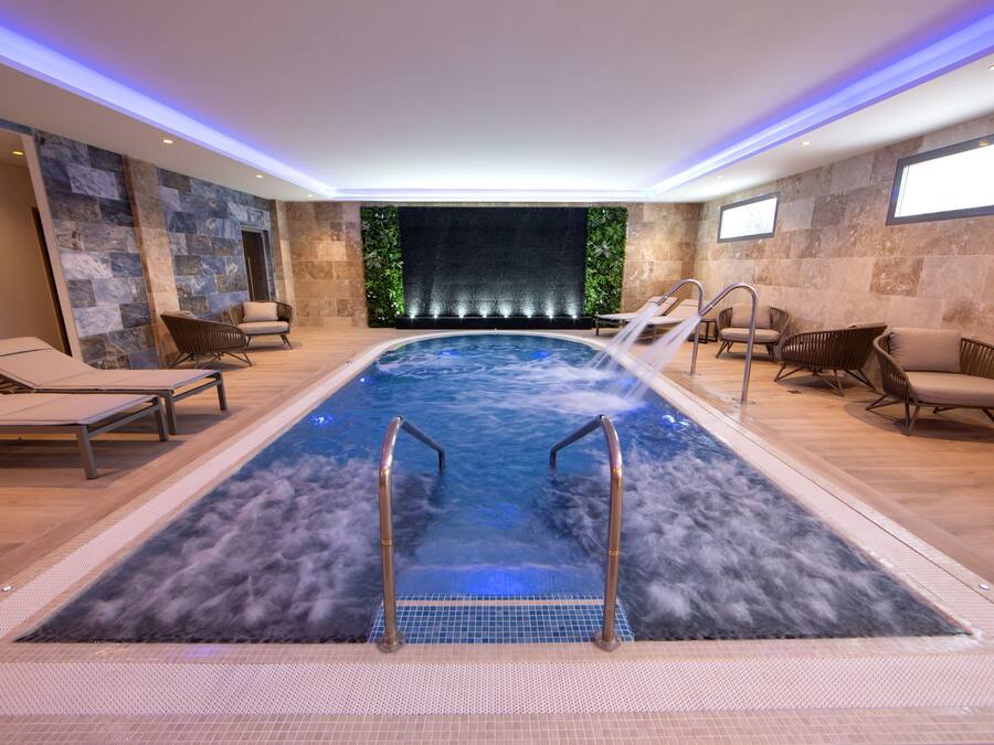 Piscina all'aperto, cabine incluse nel prezzo, lettini