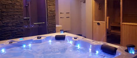 Indoor spa tub