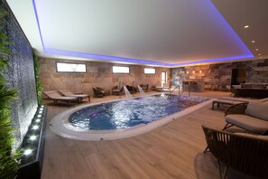 Outdoor pool, free pool cabanas, pool loungers