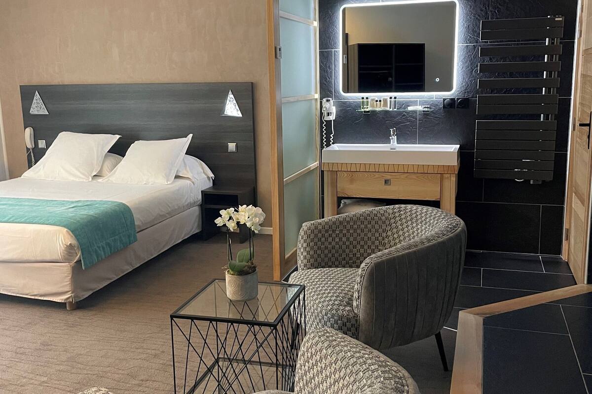 Suite Balneo Duo | เครื่องนอนระดับพรีเมียม, โต๊ะทำงาน, ห้องเก็บเสียง, เตารีด/โต๊ะรีดผ้า