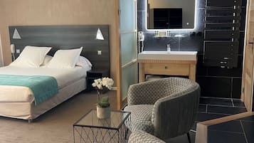 Junior suite | Luxe beddengoed, een bureau, geluiddichte muren