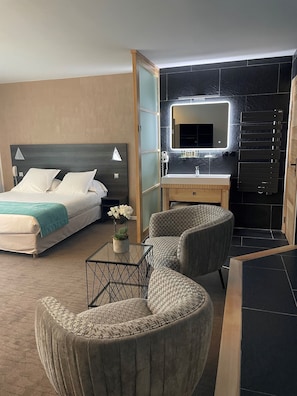 Suite Balneo Duo | Premium bedding, desk, soundproofing, iron/ironing board