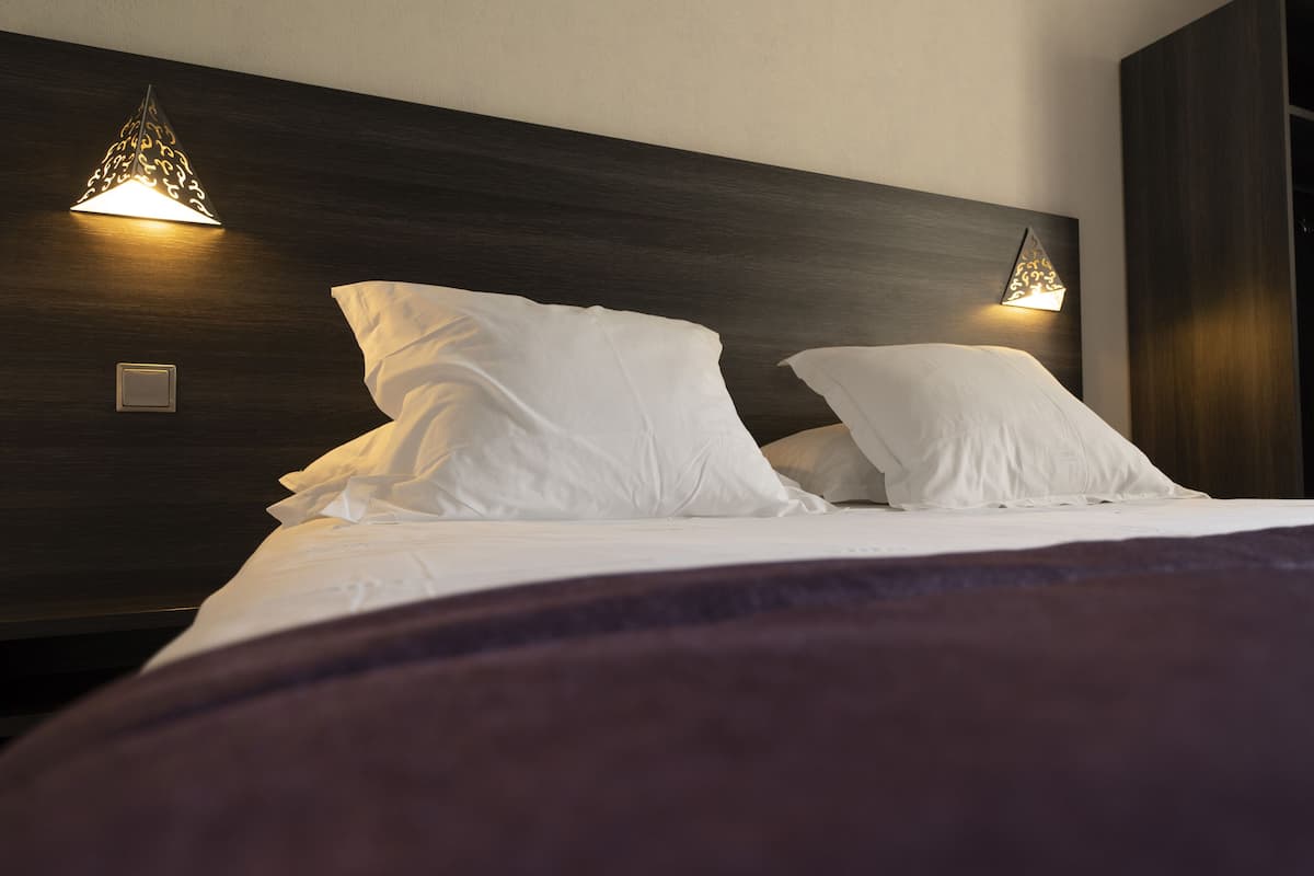 1 bedroom, premium bedding, desk, soundproofing