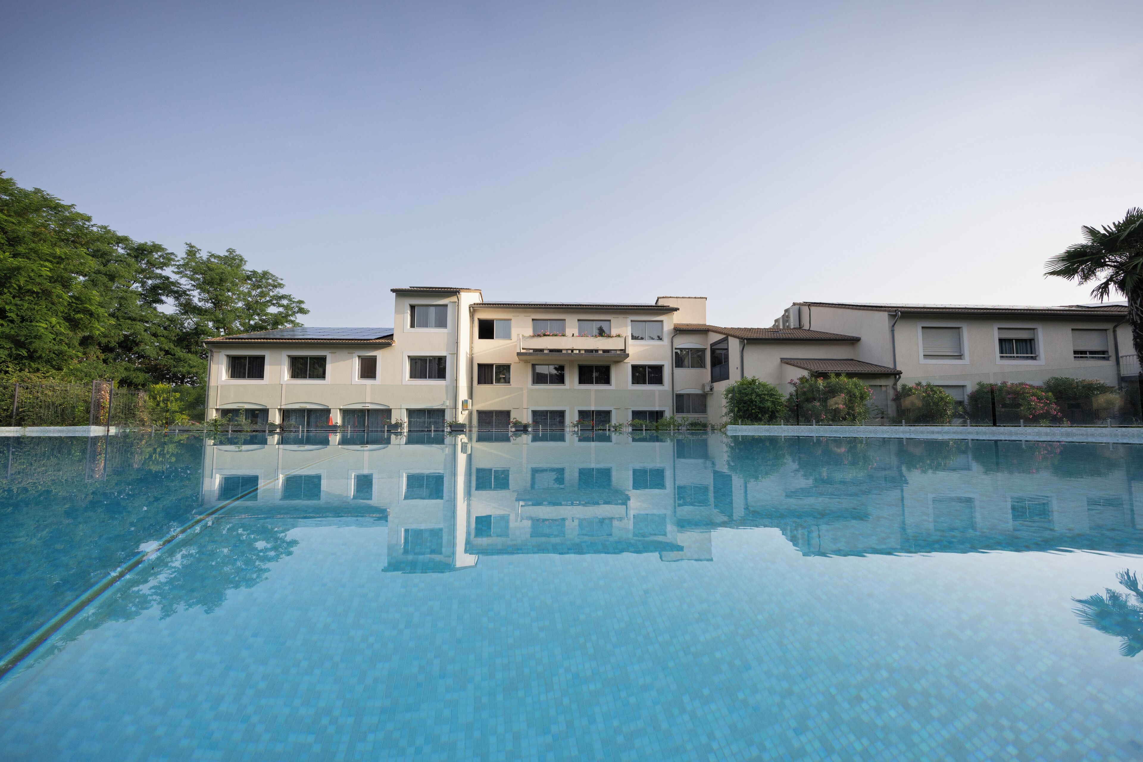 outdoor pool, free pool cabanas, pool loungers