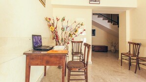Centro de negocios en la habitación