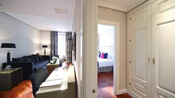 Minibar, escritorio y espacio para trabajar con laptop