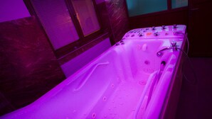 Sauna, hot tub, steam room