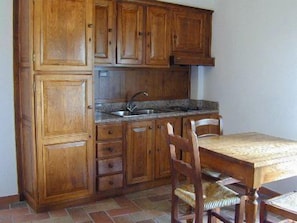 Coffee/tea maker, full-size fridge, stovetop, cookware/dishes/utensils - Hotel Villa San Michele (Lucca)