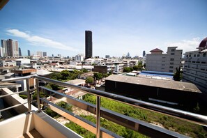 In-room safe, desk, free WiFi, bed sheets - Nara Suite Residence Bangkok (Bangkok)