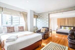家庭套房, 1 間臥室, 廚房, 城市景觀 (One Bedroom Suite (checkin 8am - 8pm)) | 起居區 | 32-吋 LCD 液晶電視、有線頻道、電視、 DVD 播放機