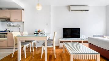 One Bedroom Suite (checkin 8am - 8pm) | Living area