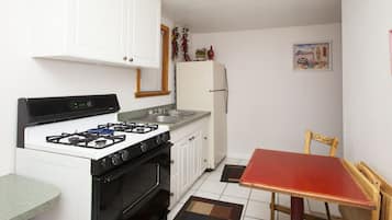 Feriehus - 2 soveværelser - køkken (w/sofa bed) | Privat køkken | Køleskab, mikrobølgeovn