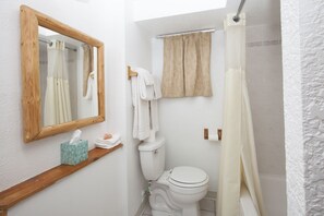 スタンダード ルーム ベッド (複数台) | バスルーム | シャワー、ヘアドライヤー、タオル