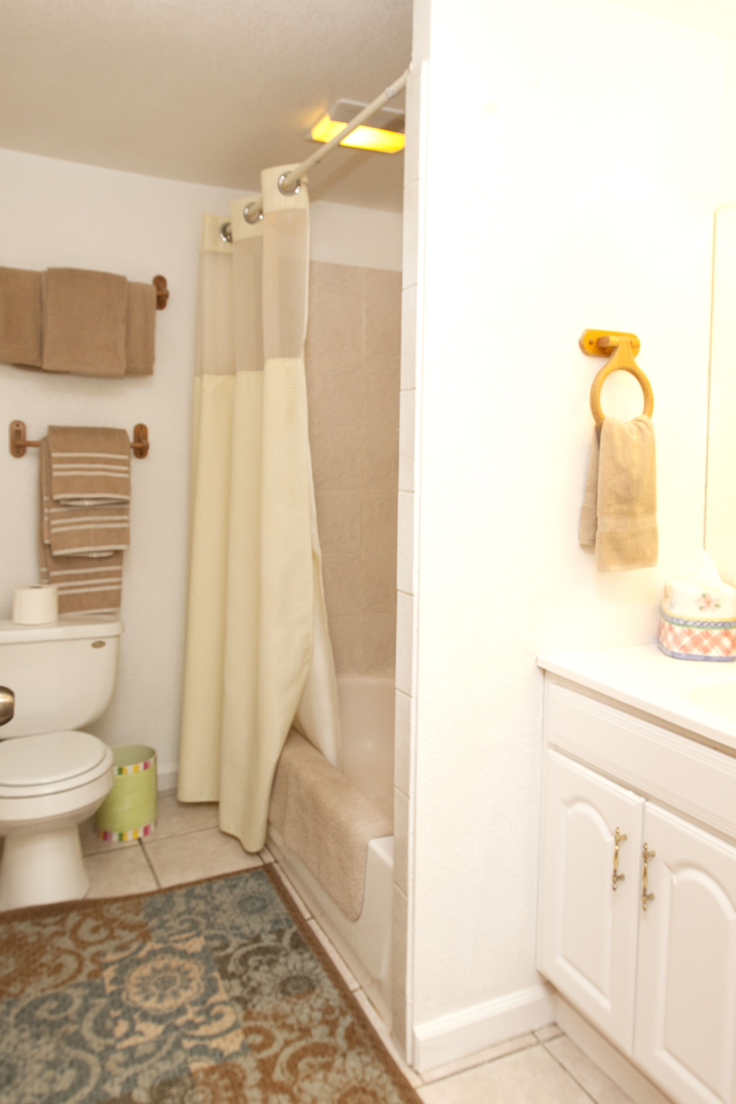 Une salle de bain avec des toilettes, une douche et un lavabo.