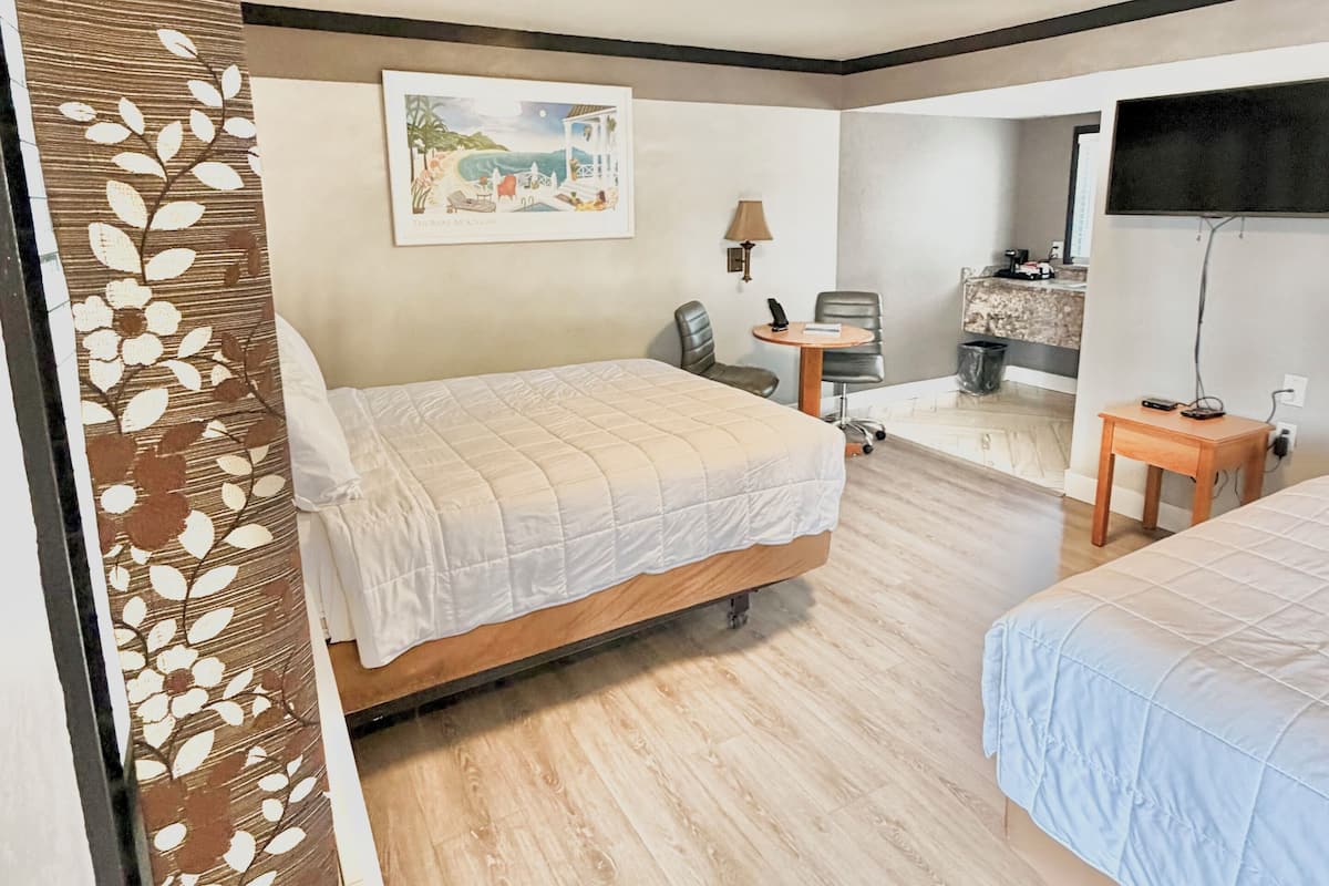 Deschutes Double Queen | Premium bedding, pillowtop beds, desk, laptop workspace