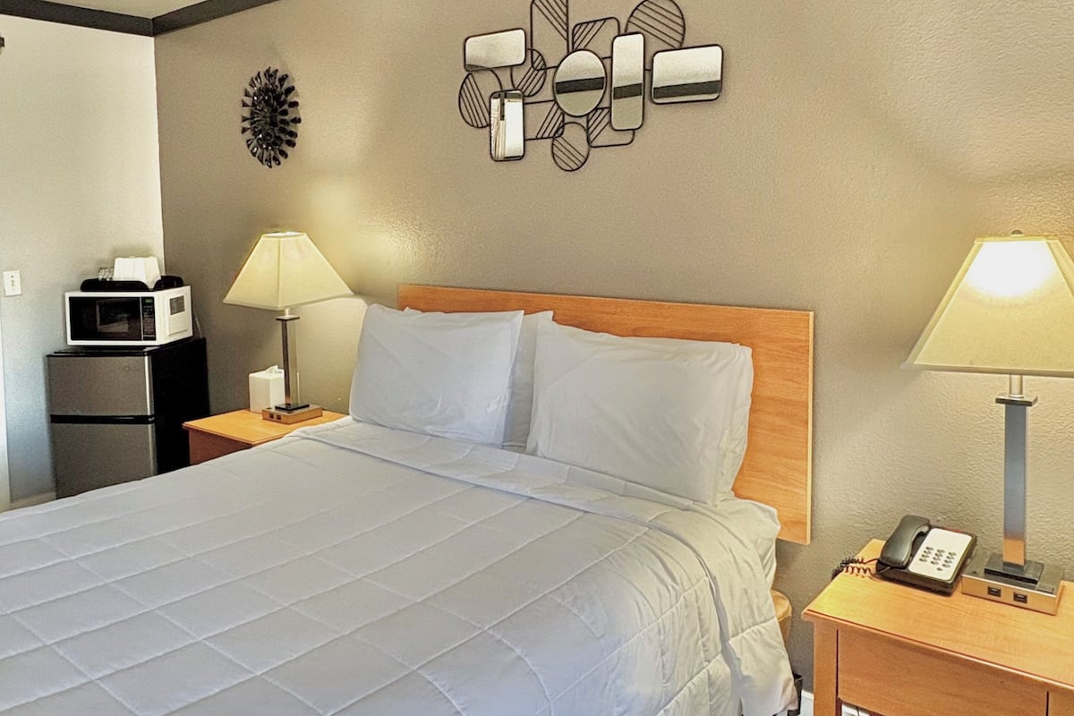 Cascade Queen | Premium bedding, pillowtop beds, desk, laptop workspace