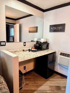 Royal Room, 1 King Bed, Non Smoking, Private Bathroom | Living area - Cascade Lodge Boutique (Bend)