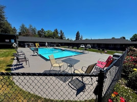 Una piscina al aire libre de temporada