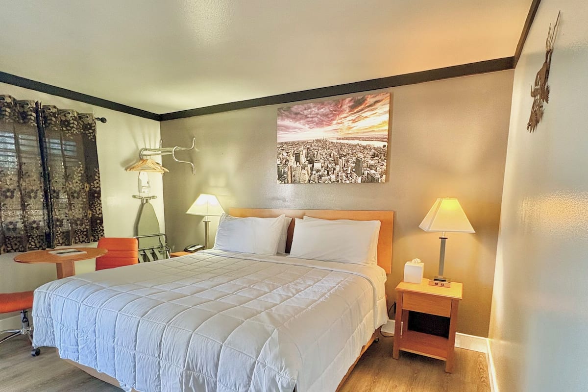 Bachelor King | Premium bedding, pillowtop beds, desk, laptop workspace
