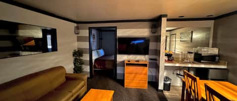 Luksusstudiosviitti, 1 suuri parisänky, tupakointi kielletty, poreamme | Oleskelualue | 40–tuumainen LED-televisio, jossa kaapelikanavat