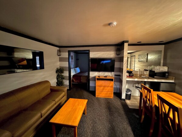 Luxury Studio Suite, 1 King Bed, Non Smoking, Jetted Tub | Living area | 40-inch LED TV with cable channels, TV