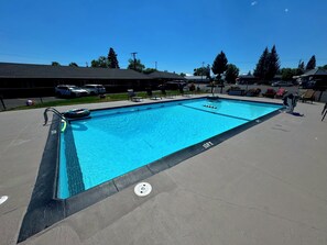 Seasonal outdoor pool - Cascade Lodge (Bend)