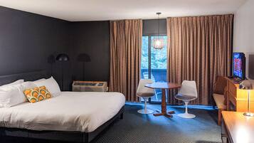 Iron/ironing board, bed sheets