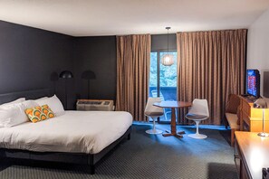 1 habitación, tabla de planchar con plancha y ropa de cama 