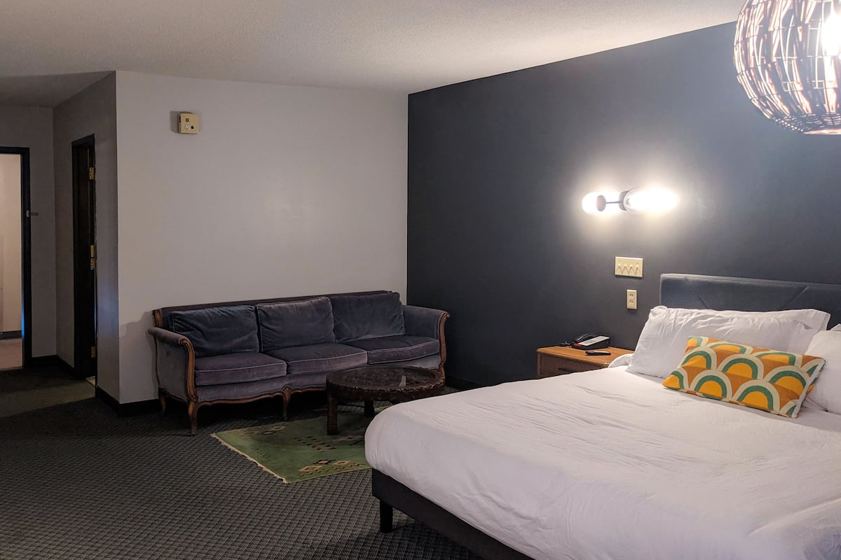 Deluxe Room, 1 King Bed, Accessible