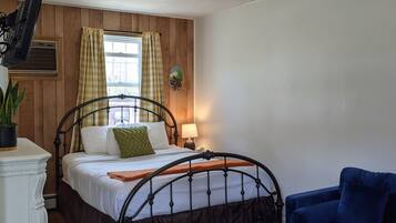 Basic Tree House | 1 bedroom, iron/ironing board, bed sheets