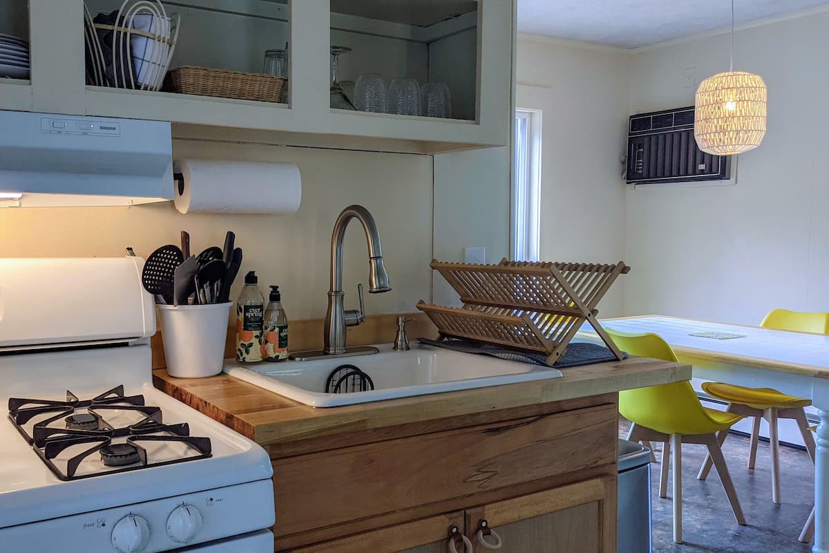 Deluxe Cabin, 2 Bedrooms, Courtyard View | Private kitchen
