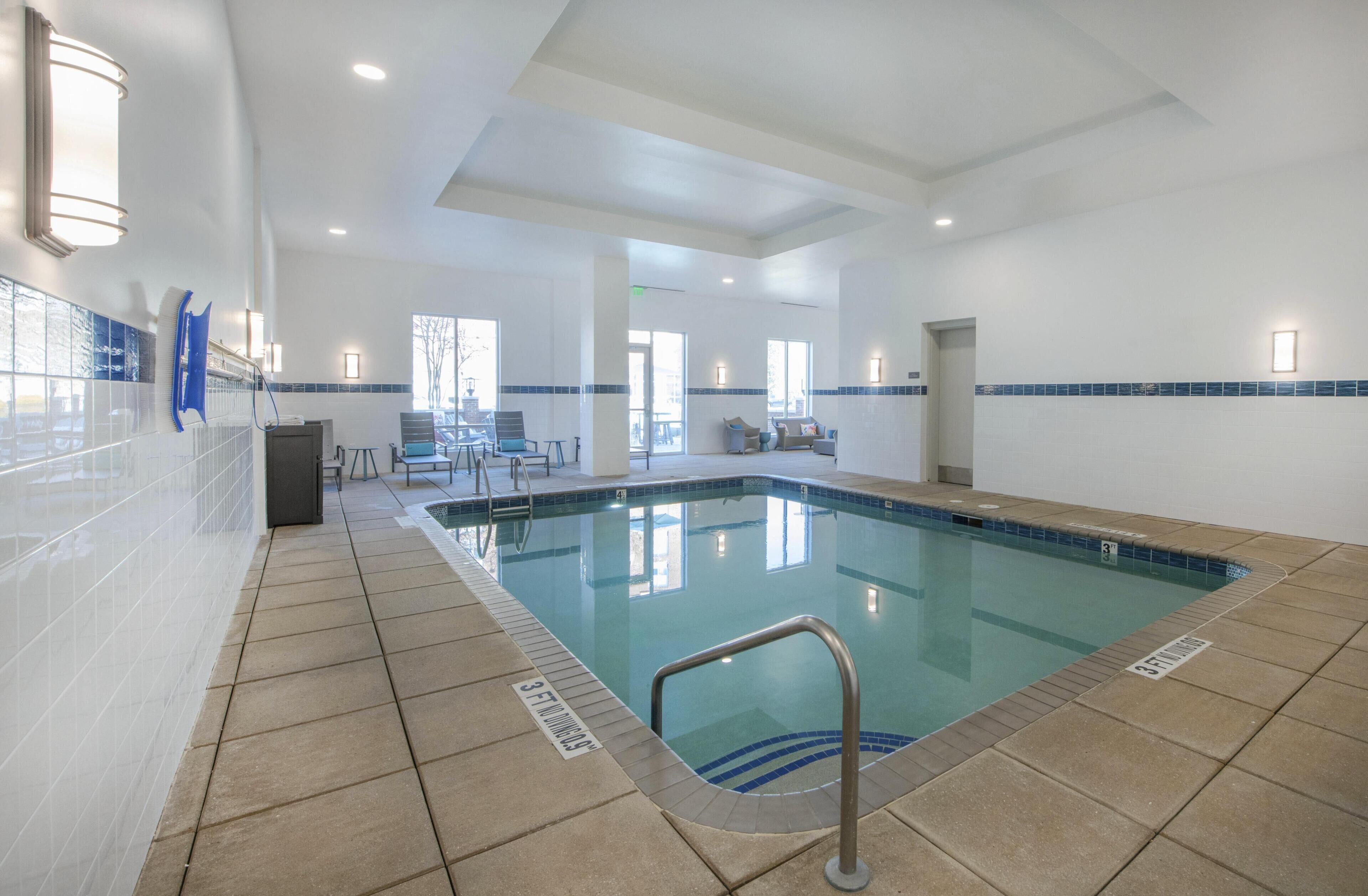 屋内プール、営業時間 6:00 ～ 22:00、サンラウンジャー